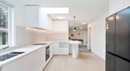 Modern, Renovated Home with self contained Flat - Photo 3