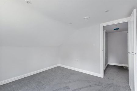 2 bedroom end of terrace house to rent - Photo 2