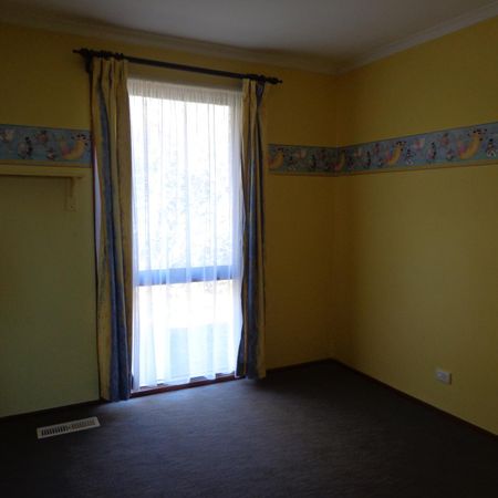 Inviting Three Bedroom Home - Photo 5