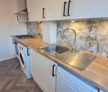 3 bedroom semi-detached property to rent - Photo 4