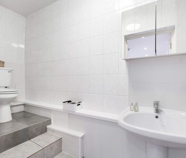 5 WINSTANLEY TERRACE Leeds - LS6 1DS - Photo 3
