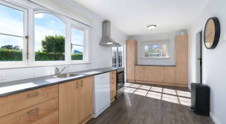 Warm, Stylish, and Spacious - Photo 4