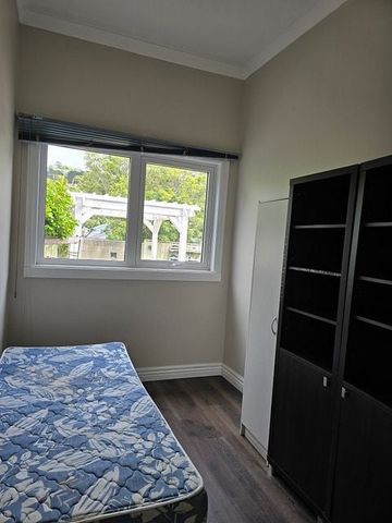 Fully Renovated 3BR House with - Deck & St Parking - Photo 4