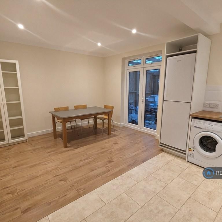 4 bedroom semi-detached house to rent - Photo 1