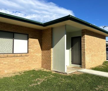 Modern & Low Maintenance - Photo 2