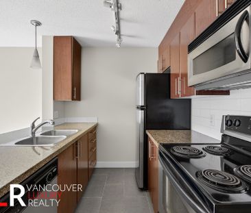 Condo in Downtown Vancouver, British Columbia - Photo 5