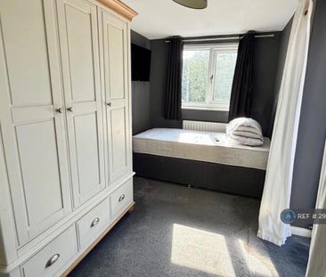 3 bedroom flat to rent - Photo 3