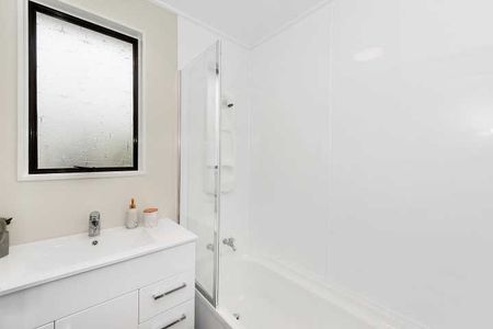 Perfectly positioned in the popular suburb of Forest Lake, this tidy three-bedroom, two-bathroom home offers excellent convenience and comfortable living. - Photo 5