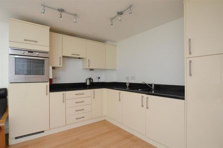 3 bedroom flat to rent - Photo 4