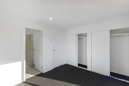 27 Illustration Avenue, Mambourin VIC 3024 - House For Rent | Domain - Photo 3