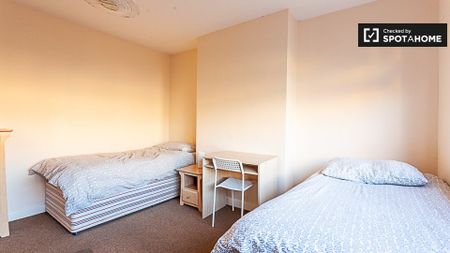 Room in 5-bedroom apartment in Ballymun, Dublin - Photo 3