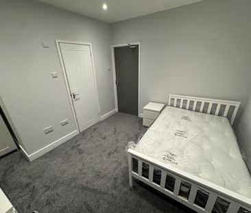 Room in a Shared House, Middle Street, SO14 - Photo 3