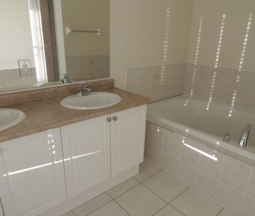 For Lease - 31 Russell Dawson Road, Markham, Ontario - Photo 5