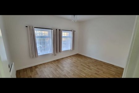 2 Bed Terraced House, York Road, IG1 - Photo 2