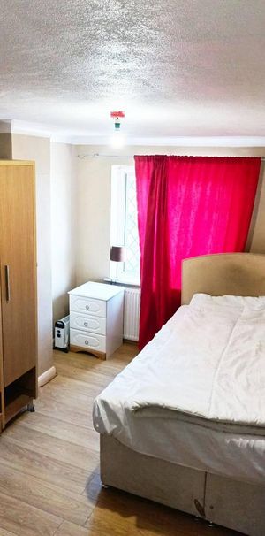 1 bedroom in a house share to rent - Photo 1