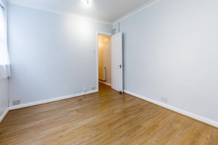 Located only a few minutes to Highbury & Islington - Photo 2