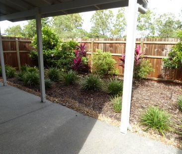 WELL APPOINTED MODERN TOWN HOUSE AVAILABLE 14/02/2026 - Photo 4