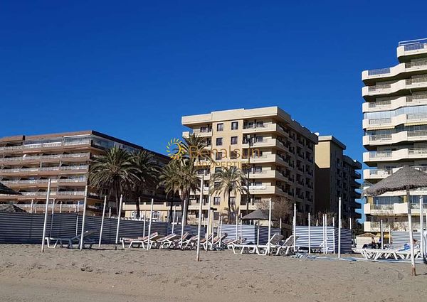 For rent MID SEASON from 01/12/2024-30/04/2025 Beautiful apartment with sea views on the 1st line of the beach in Fuengirola