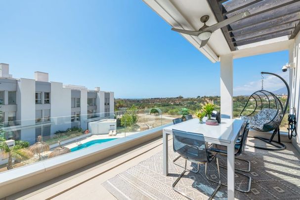 Luxury penthouse for rent in Estepona, Andalusia - Photo 1