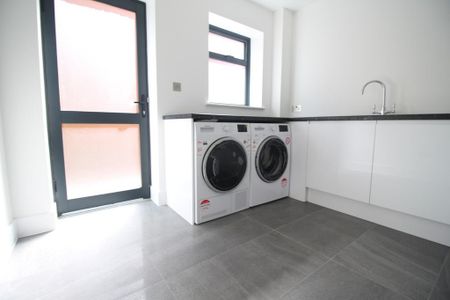 5 bedroom detached house to rent - Photo 3