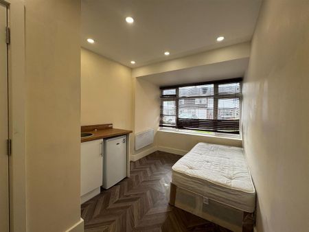 Studio to rent - Photo 2