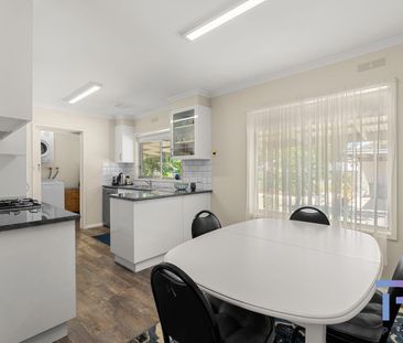 NEAT AS A PIN! - Photo 2