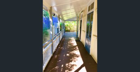 Quaint Workers Cottage - Walking Distance to Indooroopilly - Photo 5