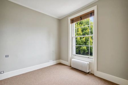 3 bedroom flat in London - Photo 5