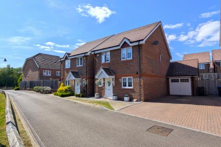13 Ayrshire Crescent, Woking - 4 bedrooms Property for lettings - Seymours - Photo 4