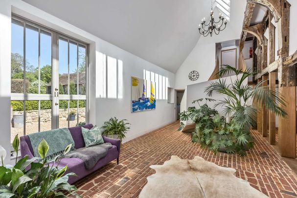 An exceptional Grade II listed home with panoramic views across the Weald. - Photo 1