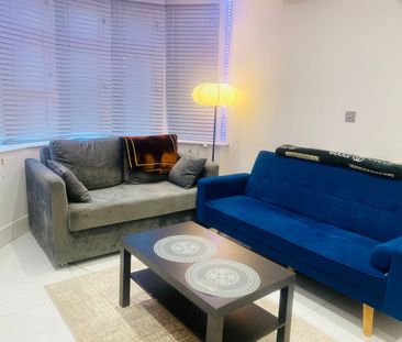 Room in a Shared House, North Drive, TW3 - Photo 3