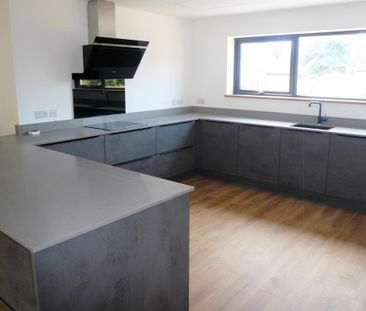 4 bedroom detached house to rent - Photo 2