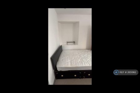 1 bedroom in a flat share to rent - Photo 2