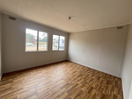 3 bedroom home close to hospital - Photo 3