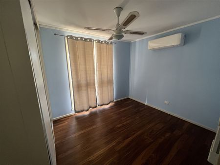 Fully Fenced Three Bedroom Home - Photo 2