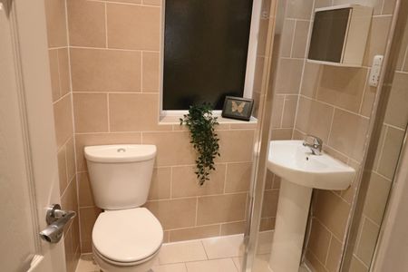 371 Lower Broughton, Salford, M7 2HR - Photo 3