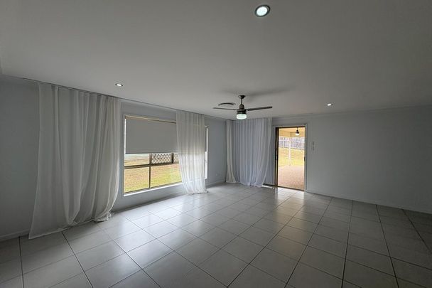 SPACIOUS 4 BEDROOM FAMILY HOME OFFERING MODERN LIVING, AIRCONDITIONING AND SECURE LOCK UP GARAGE - Photo 1