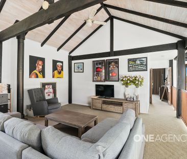 EXPANSIVE FAMILY LIVING WITH CAPTIVATING WATER VIEWS - Photo 2