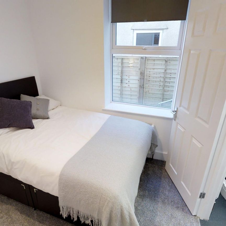 Double Ensuite Room available - Great Location - Photo 1