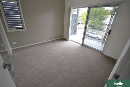 Luxurious Two-Level Family Home in Prime Location - Photo 4