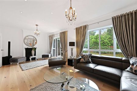 A stunning and immaculately presented four bedroom three bathroom house set in a private road in Northwood. Available from the beginning of January and offered unfurnished. - Photo 5