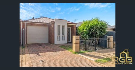 !! 3 Bedroom Spacious House in Andrews Farm !! - Photo 2