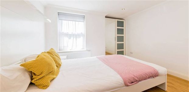 3 Bedroom, 2 bath, 1 reception Flat - Photo 1