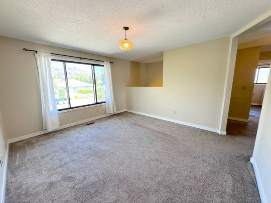 Dec.1st: Central – 3 bed, 2 bath main top floor suite - Photo 1