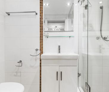 Modern one-bedroom apartment in a convenient, quiet location - Photo 4