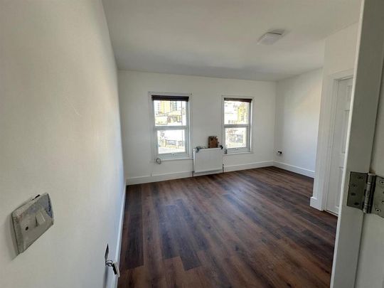 4 bedroom end of terrace house to rent - Photo 1