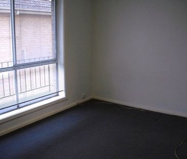 ONE BEDROOM APARTMENT IN QUIET BLOCK - Photo 1