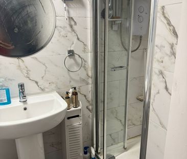 Studio Flat, Bronte Close, IG2 - Photo 4