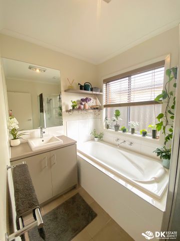 FAMILY ENTERTAINER! - Photo 4