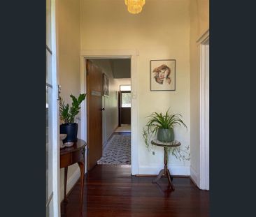 Ashford Art Deco 2-Bedroom Unit in Quiet, Tree-Lined Street with Po... - Photo 5